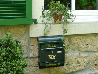 Briefkasten an Hausfassade